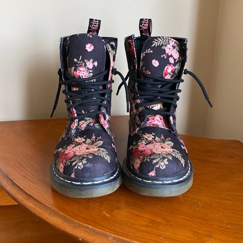 Floral print, size 6, Doc Martens